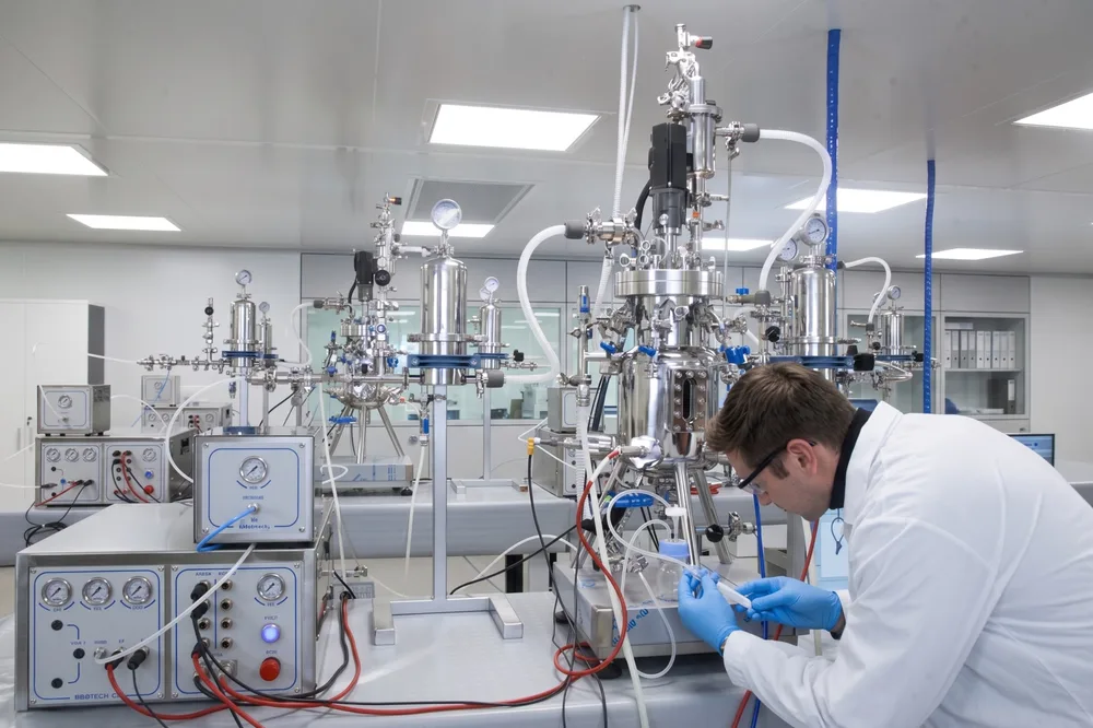Bioreattori da banco in acciaio inox in laboratorio